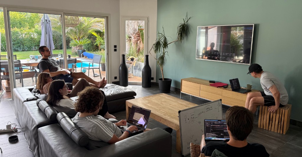 The Resizes team working together on the sofa